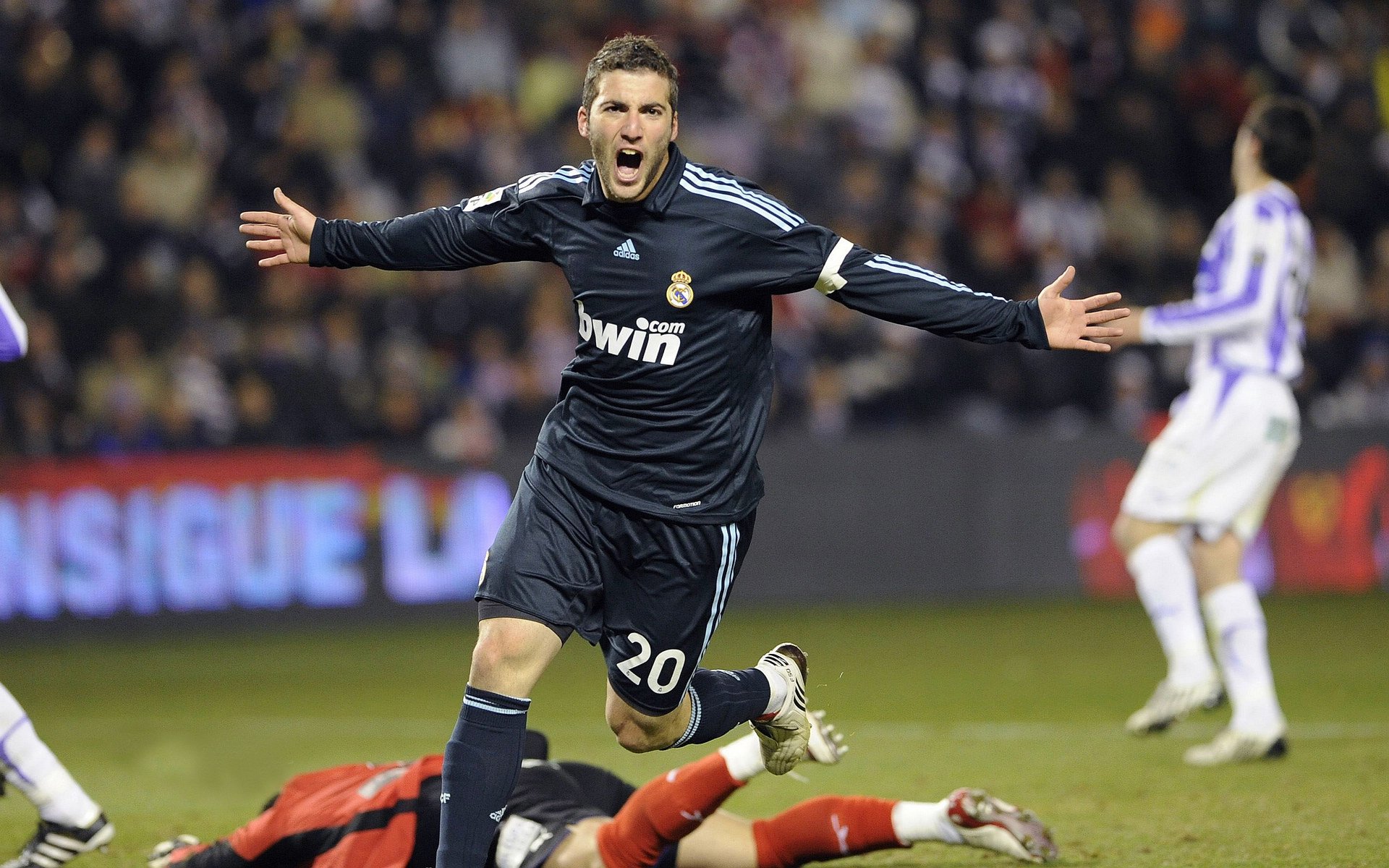 ayx安全APP下载-英超大战激烈现场，精彩进球和神级扑救交相辉映，英超全场集锦