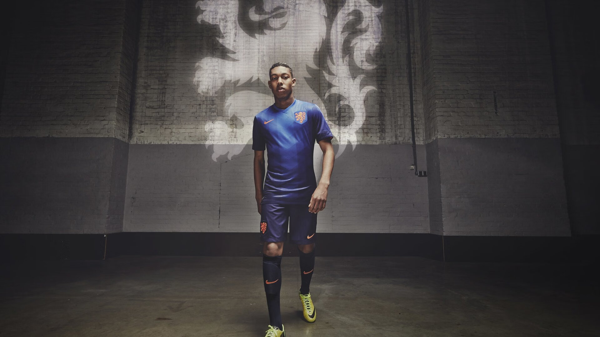 爱体育娱乐入口-逆境中的“铁血队伍”——坚韧不拔的足球精神，铁血足球运动员